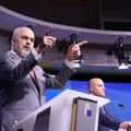 (VIDEO) Edi Rama grubo odgurnuo novinarku i otišao sa konferencije