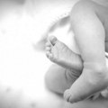 Tragedija: Roditelji zatekli mrtvu bebu u krevecu, sumnja se da je ovo uzrok smrti