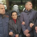 Poslanici blokirali zgradu suda u Novom Sadu, policija u opremi za razbijanje demonstracija potiskuje poslanike (FOTO, VIDEO)