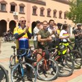 Niški studenti pešačili i pedalali do Gadžinog Hana: Podrška zbog pritiska na osnovnu školu