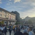 (VIDEO) Jedan od koordinatora SNS pokazao srednji prst, građani zasuli zgradu jajima