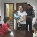 (Foto) Milka i Nenad i 8 naslednika: Majka radi na mešalici, otac zida, deca kuvaju, idu na njivu i čuvaju najmlađeg brata