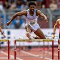Atletičaru tokom trke ispao polni organ! Borio se da ga sakrije, ali je pobedio i pored "velikog" problema
