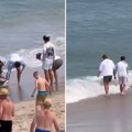 Uhvatio ajkulu, pa umalo stradao na neočekivan način: Vukao je po plaži, a onda ga je predator uhvatio u čeljusti