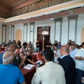 Uz pomoć obezbeđenja i prebijanja odbornika opozicije konstituisana nova vlast u Zaječaru