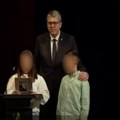 "Mama nam nije rekla da si nas napustio ali mi smo znali..." Unuka Halida Bešlića održala govor na komemoraciji, cela sala…