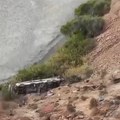 Autobus pao u provaliju, najmanje 37 ljudi poginulo Objavljen snimak nakon stravične nesreće u Peruu (video)