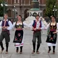 Belgijanac igra srpsko kolo usred Knez Mihailove: Obukao našu nošnju, a Srbi ga uče korake (video)