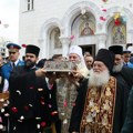 (Foto, video) Počeo ispraćaj časnog pojasa Bogorodice, patrijarh ga u naručju izneo iz Hrama Svetog Save, narod ide za njim i…