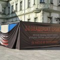 Privatno obezbeđenje čuvalo „Crnu kutiju“, dok su je prolaznici uglavnom zaobilazili