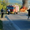 Vatra bukvalno guta automobil: Gusti dim se nadvio nad auto-putem: Zapalilo se vozilo kod Plavog mosta na Konjarniku (video)