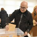 Miloš Vučević glasao u Novom Sadu (FOTO)
