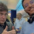 Argentinski predsednik pravio šou: Putovao komercijalnim letom na ekonomski forum u Davosu, pravio selfije sa putnicima…