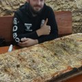 Nagrada 1.000 evra Picerija izaziva mušterije da pojedu ovu gigantsku picu od metar! (foto)
