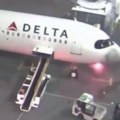 Užas na aerodromu! Zapalio se avion: Kulja vatra ispod ispod kokpita, uspaničeni putnici hodaju po krilu, isplivali snimci…