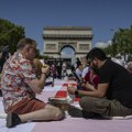 VIDEO: Hiljade Parižana na besplatnom pikniku na Jelisejskim poljima