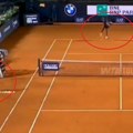 Ovo nikada niste videli u istoriji tenisa, Amerikanka servirala dok je Kineskinja menjala reket...