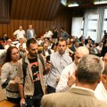Policija reagovala, učesnici potisnuti: Studenti i građani blokirali zgradu Skupštine grada u Novom Sadu, u toku sednica uz…