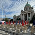 Zgrada Skupštine ograđena, postavljena bina i stolice: Studenti iz Pionirskog parka večeras planiraju književno veče (foto)…