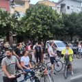 Grupa građana iz tzv. zborova i studenata u blokadi kod zgrade u kojoj živi Mićin