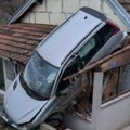 Ovako je automobil završio na krovu Sašine kuće: Snimak bizarne saobraćajke kod Ćuprije gleda se netremice