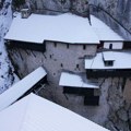 Srpska svetinja u koju svi idu: Priljubljen uz surovu liticu ovaj manastir je poznat po isceljiteljskim čudima