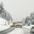 Mećava donela 20 centimetara novog snega na Zlatiboru; drveće na putevima u Zapadnoj Srbiji