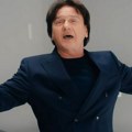 Zdravko Čolić ima novu pesmu: Pogledajte spot za "Ne daj da ostarim sam", na klaviru ga prati poznata pevačica