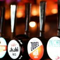 Britanskim pabovima preporučeno da služe toplije pivo radi uštede struje: Da li biste glasali za Hitlera ili za Epstina?