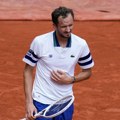 "Ne, ne, ne, ne...": Medvedev šokantno ispao na startu RG, pa rekao da ne može naterati sebe da igra kao Siner