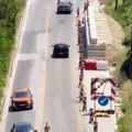 Nastavlja se saniranje klizišta na putu Petrovaradin – Sremski Karlovci. Kod Puckaroša obratite pažnju na ručnu regulaciju…
