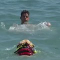 (Foto, video) ovo je Ira, prvi pas spasilac u Grčkoj: Kad uoči da se neko davi, ovaj hrabri retriver odmah skače u vodu, evo…