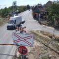 (Foto, video) Igraju se ruskog ruleta na šinama, a vozu treba kilometar da se zaustavi! Jezive scene na crnoj tački u…