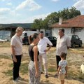 Nakon radnog vremena svlače gradska odela i odmah ulaze u plastenike i voćnjake: Gradonačelnik Kragujevca posetio porodicu…