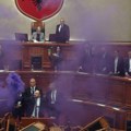 Haos u albanskom parlamentu: Poslanici se fizički sukobili