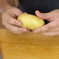 Niko ne voli da guli krompir, ali uz pomoć ovog čudesnog trika Sve postaje lakše: Evo kako se najbrže čisti, a ne treba…