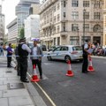 Napad nožem u Londonu: Trinaestogodišnji dečak preminuo u bolnici, povređena dva policajca