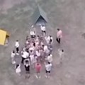 Može i ovako, kao nekada: Deca iz novobeogradskih bloka slave rođendan na poljančetu ispred zgrade (video)