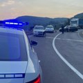 Stravična nesreća na putu Novi Pazar - Ribariće Sudarila se dva automobila, delovi rasuti po putu (foto)