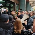 FOTO, VIDEO: Policija u opremi za demonstracije ispred novosadskog suda, stigla i opozicija