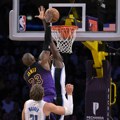 Leteći Lebron Džejms! Pogledajte brutalno zakucavanje legende NBA lige: Godine su samo broj za "Kralja" (video)