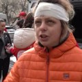 Prve slike krvavog ruskog napada u Ukrajini: Tela leže na ulici, majka drži uplakano dete