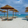 Grci su opasno počeli da „deru“! Turisti ne veruju svojim očima – ležaljke koštaju kao luksuzni smeštaj, pa prelaze…