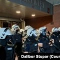 Novi skup ispred Filozofskog fakulteta u Novom Sadu, jako prisustvo policije