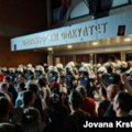 Novi skup ispred Filozofskog fakulteta u Novom Sadu, jako prisustvo policije