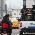 Gomila napala auto predsednika Ekvadora: Ostali tragovi od metaka, predsednik dobro