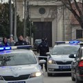 Prve slike sa mesta ubadanja taksiste Napadač nasrnuo na njega nožem nasred ulice, pa pobegao: Policija na nogama, krenula u…