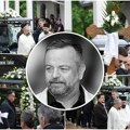 Sahrana Saše Katančića: Ćerka nosi belu ružu, supruga neutešno plače, sin je drži za ruku: Estrada se okupljaju na groblju…