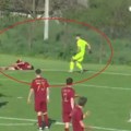 Pa, dajte, da li je ovo uopšte moguće?! Autogol kakav vam garantujemo da nikada niste videli! Spektakularno! (video)