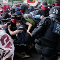 (Foto) Hiljade demonstranata u Nemačkoj protestovalo zbog kongresa AfD, izbili sukobi s policijom